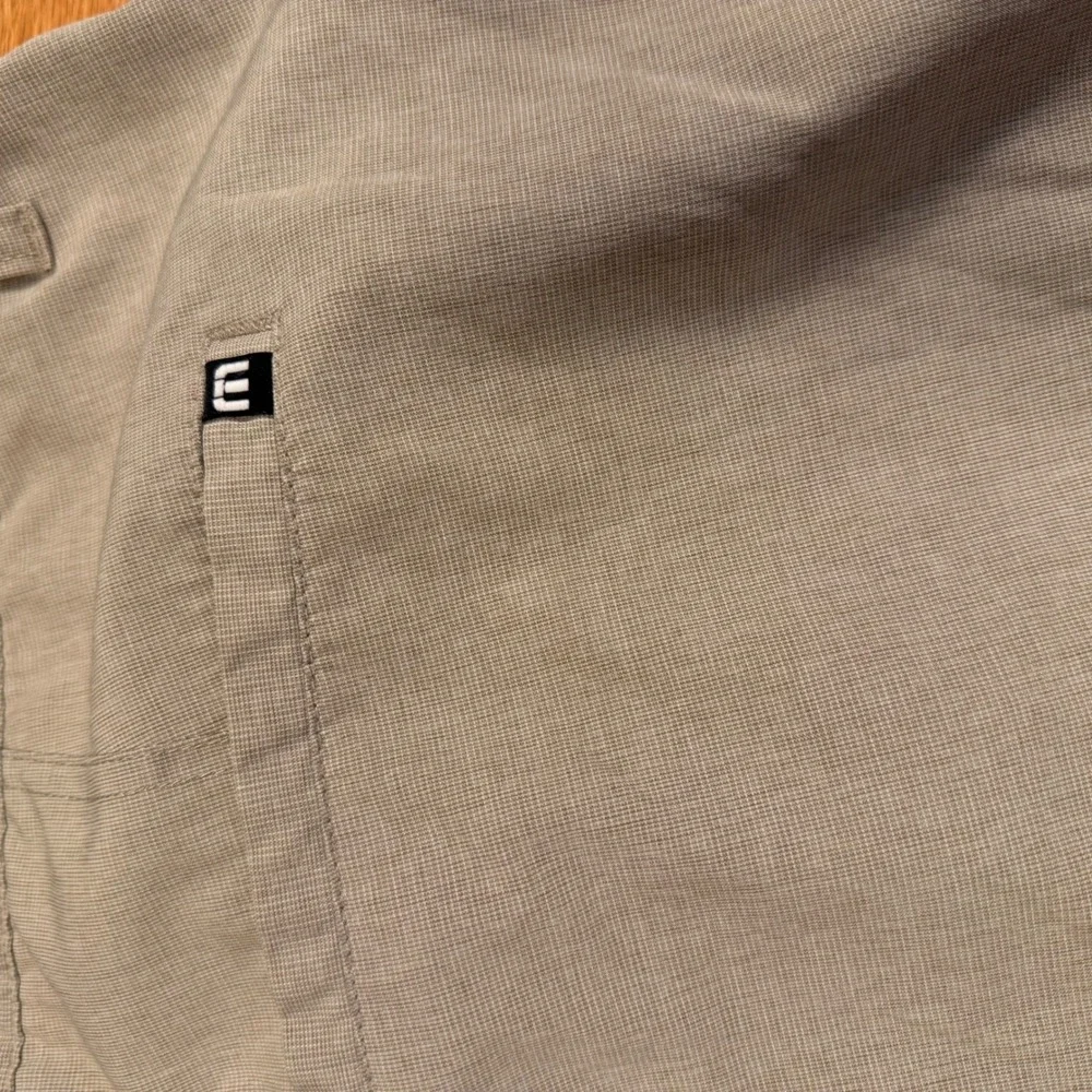 TravisMathew Mens Golf Shorts Tan Khaki Performance Stretch Size 40